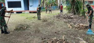 Wujudkan Kebersihan Lingkungan, Satgas Yonif 125 Bersihkan Pekarangan Rumah Budaya Rawa Biru