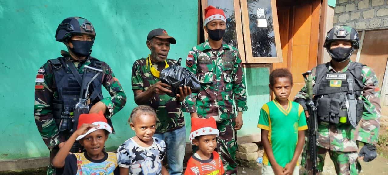 Berbagi Kasih Jelang Natal, Satgas Yonif Raider 100/PS Pos Wembi Bagikan Sembako Kepada Warga