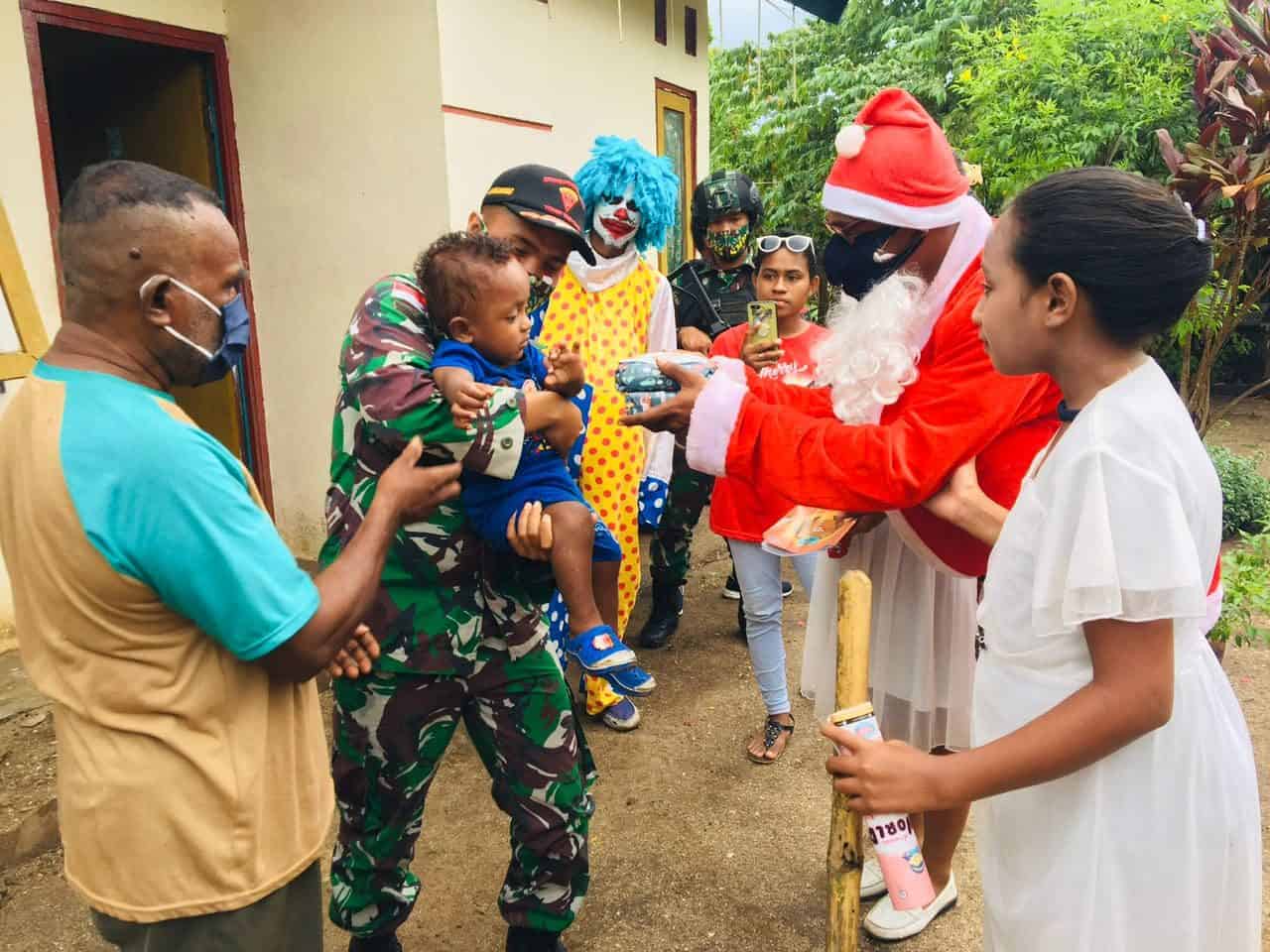 Meriahkan Natal, Satgas Yonif 125 Bersama Sinterklas Bagikan Kado Kepada Anak-Anak