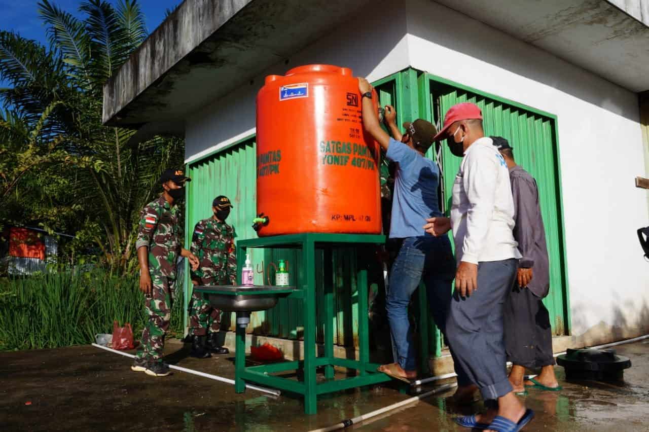 Cegah Penyebaran Covid-19, Satgas Yonif 407/PK berikan Bantuan Unit Sanitasi Alat Cuci Tangan