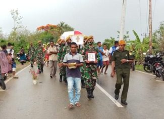 Wujud Penghormatan, Satgas Yonarmed 3/105 Tarik Bantu Prosesi Pemakanan Pejuang Kemerdekaan Bangsa