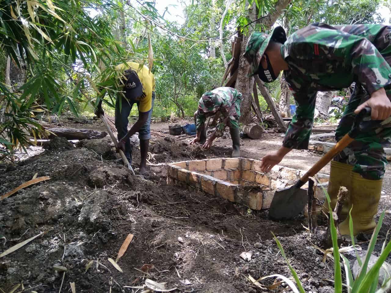 Ciptakan Lingkungan Bersih, Satgas Yonif 125 Bangun WC di Rumah Warga Kampung Kondo