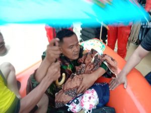 2 Prajurit TNI Selamatkan Bayi Baru Lahir dari Banjir 4 Meter di Aceh