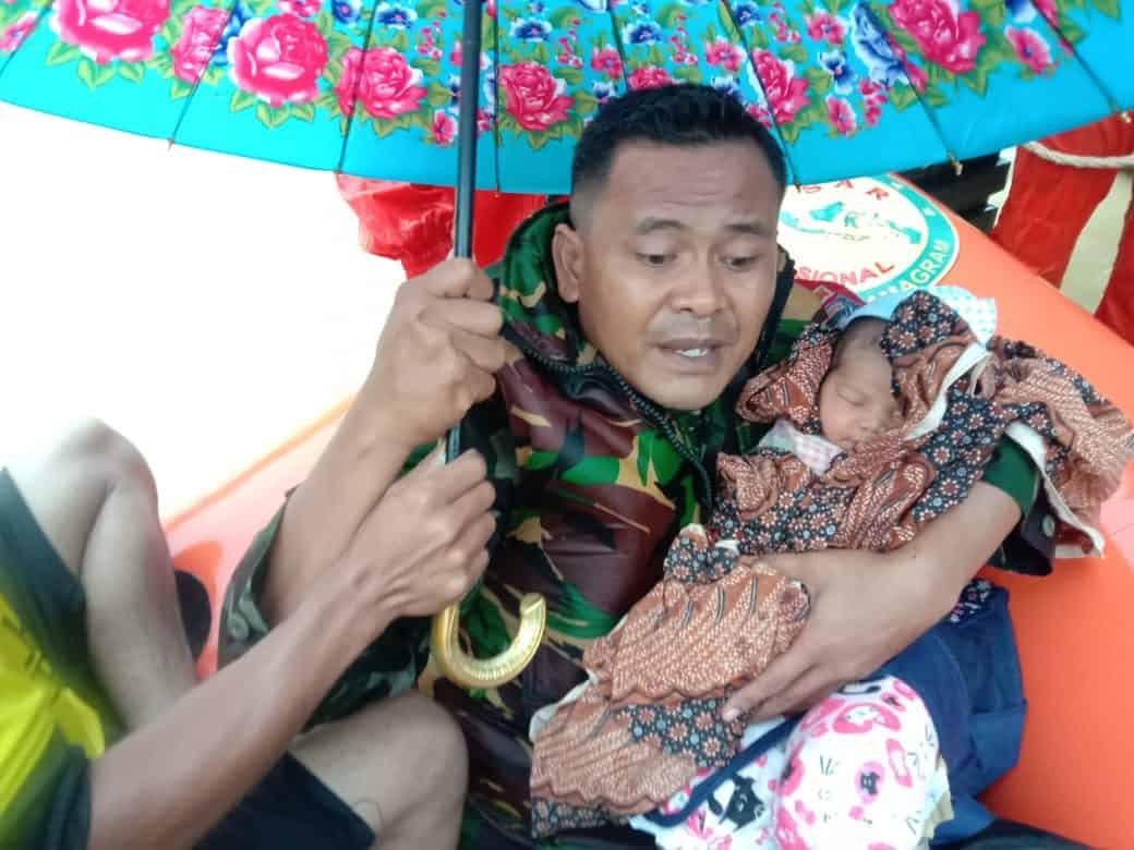 2 Prajurit TNI Selamatkan Bayi Baru Lahir dari Banjir 4 Meter di Aceh