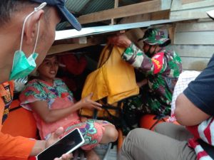 2 Prajurit TNI Selamatkan Bayi Baru Lahir dari Banjir 4 Meter di Aceh