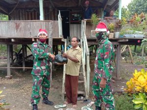 Sambut Sukacita Natal, Satgas Yonif R 100 Bagikan Bingkisan Kepada Warga Naramben