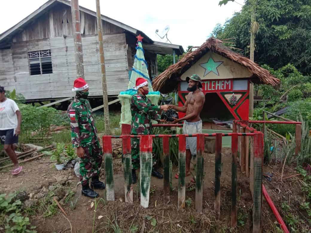 Sambut Sukacita Natal, Satgas Yonif R 100 Bagikan Bingkisan Kepada Warga Naramben