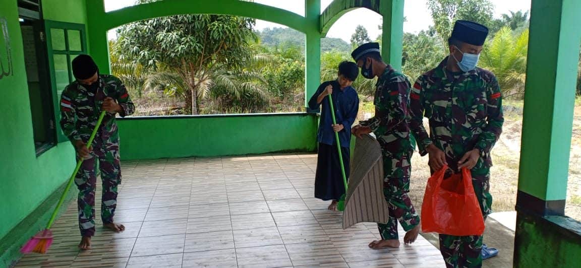 Jaga Kenyamanan Beribadah, Satgas Yonif 642 Kapuas Bersama Warga Bersihkan Masjid Al-Kautsar