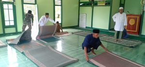 Jaga Kenyamanan Beribadah, Satgas Yonif 642 Kapuas Bersama Warga Bersihkan Masjid Al-Kautsar