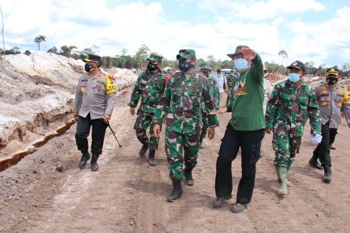 Pangdam XII/TPR Tinjau Penyiapan Lahan Food Estate Komoditi Singkong di Gunung Mas