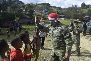 Satgas Yonif Para Raider 432 Kostrad Berbagi Kado Natal Kepada Anak-Anak Papua