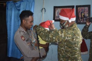 Satgas Yonif Para Raider 432 Kostrad Berbagi Kado Natal Kepada Anak-Anak Papua