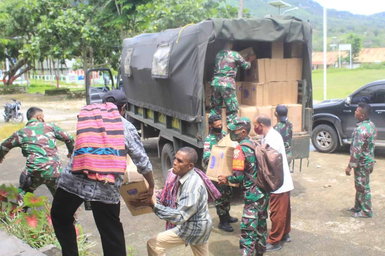 Sinergitas Satgas Yonif 744 dan BIN Distribusikan Bantuan Alkes Untuk Kecamatan Lamaknen