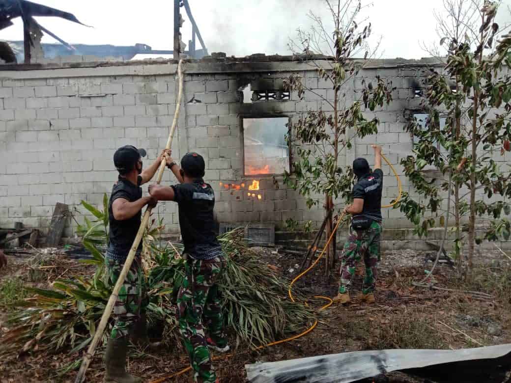 atgas Yonif 642 Padamkan Kebakaran di Rumah Warga Dusun Mauludin