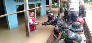 Sigap, Satgas Yonif 642 Kapuas Bantu Warga Yang Terdampak Banjir