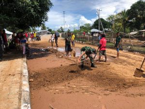 Pasca Banjir, Satgas Pamtas Yonif RK 744/SYB Bersama Masyarakat Bersihkan Sampah dan Lumpur di Jalan dan Lingkungan