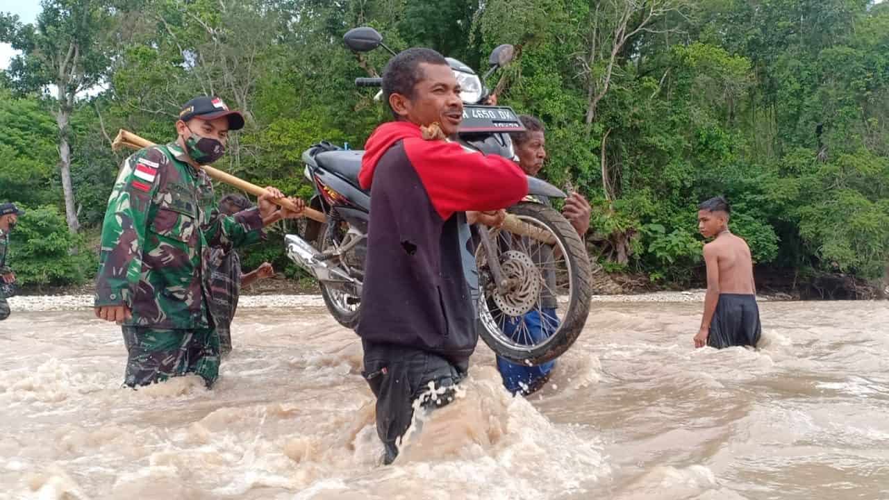 Satgas Yonarmed 3/105 Tarik Bantu Warga Lewati Luapan Air Sungai Boen