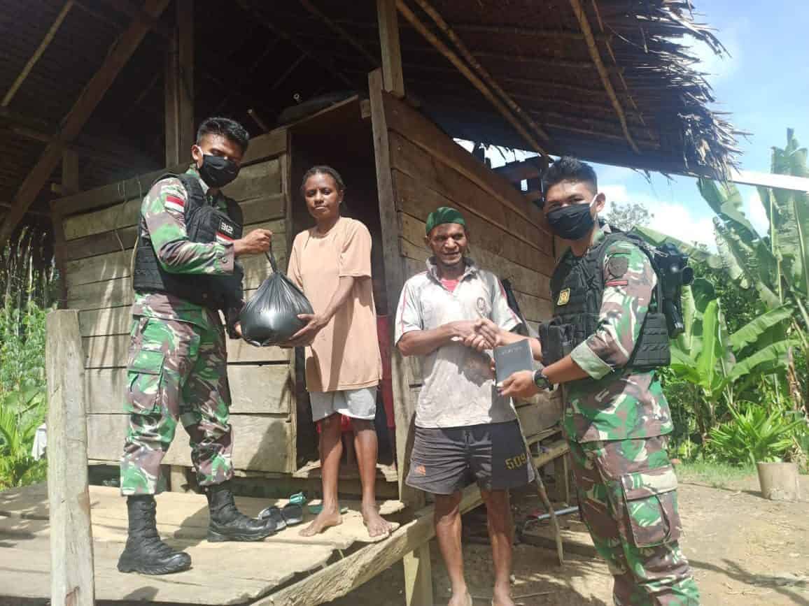 Pererat Silaturahmi, Satgas Yonif 312 Anjangsana Ke Warga Kampung Ungalom