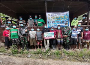 Satgas Yonif 756/WMS Bantu Aparat Kampung Beanekogom Tsinga Salurkan BLT