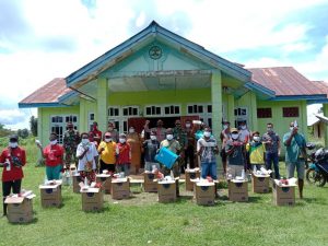 Cegah Penyebaran Covid-19, Satgas Yonif 125 Distribusikan Hand Sanitizer, Masker, Vitamin Serta Alat Disinfektan