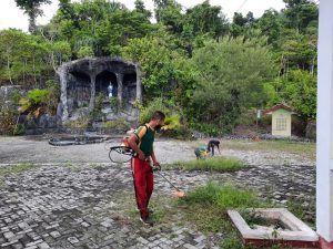 Bersama Masyarakat, Satgas Yonif MR 413 Kostrad Bersihkan Tempat Wisata Religi Goa Bunda Maria