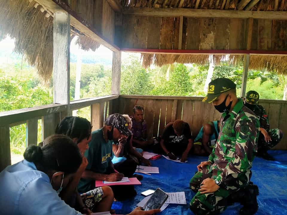 Gelar Bimbel, Satgas Yonif 413 Bantu Warga Hadapi Ujian Paket C