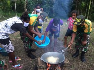 Olah Singkong Jadi Getuk Goreng, Satgas Yonif MR 413 Kostrad Bantu Tingkatkan Ekonomi Warga Perbatasan RI-PNG