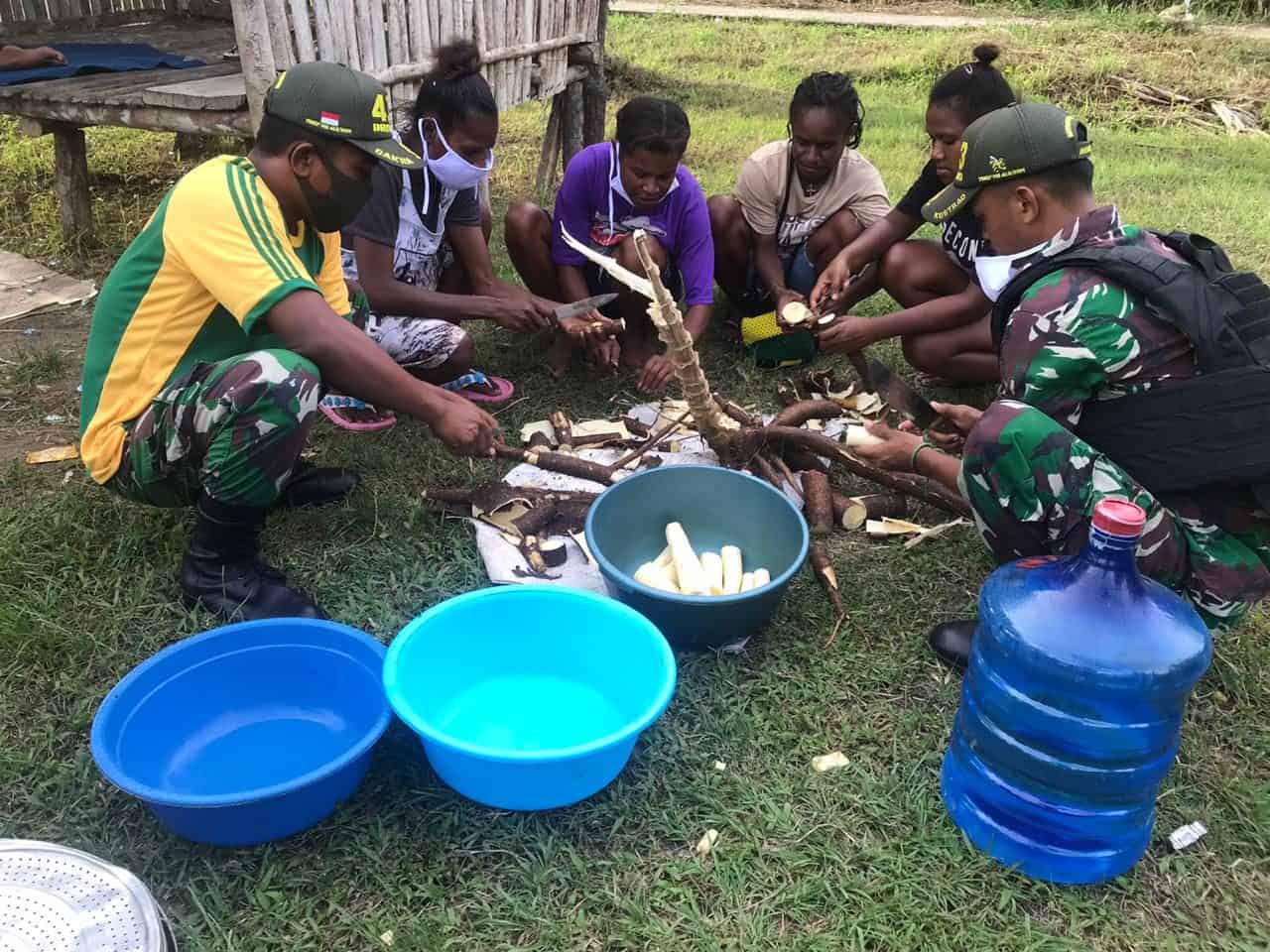 Olah Singkong Jadi Getuk Goreng, Satgas Yonif MR 413 Kostrad Bantu Tingkatkan Ekonomi Warga Perbatasan RI-PNG