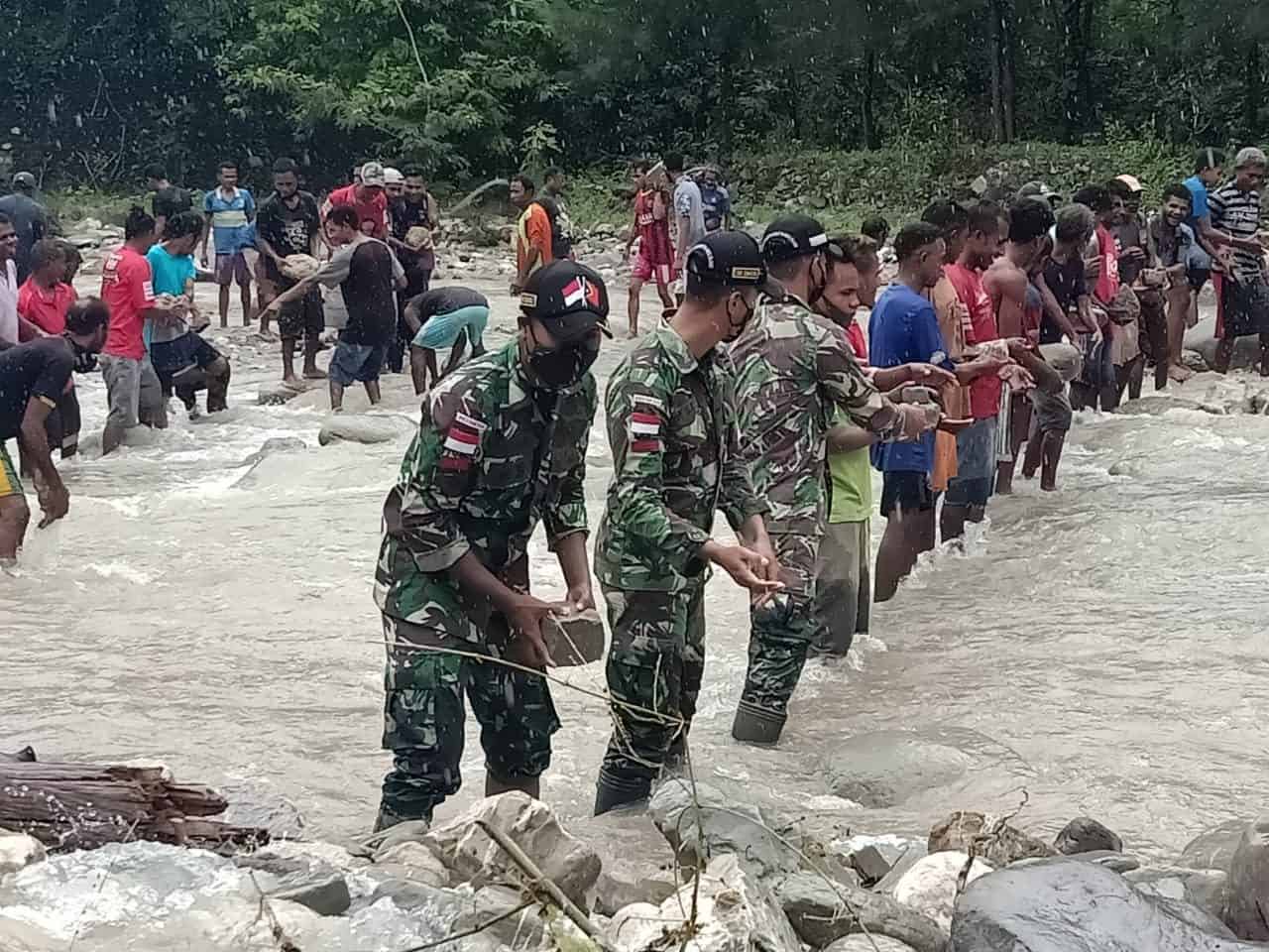 Satgas Yonarmed 3/105 Bersama Warga Buat Bendungan Irigasi di Perbatasan