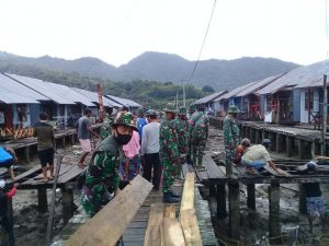 Kodim 1628/SB Bersama Warga Pebaiki Jalan Rumah Apung di Labuhan Lalar