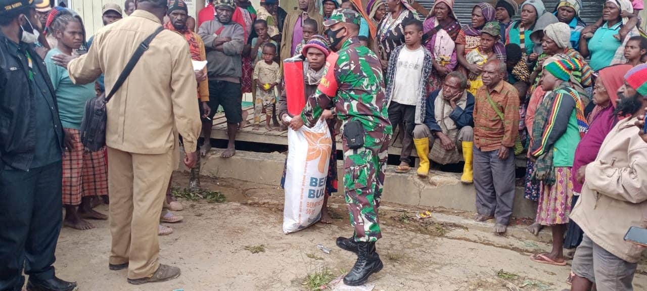 Sinergis Dengan Pemda, Babinsa Enarotali Bantu Penyaluran Bansos Korban Banjir