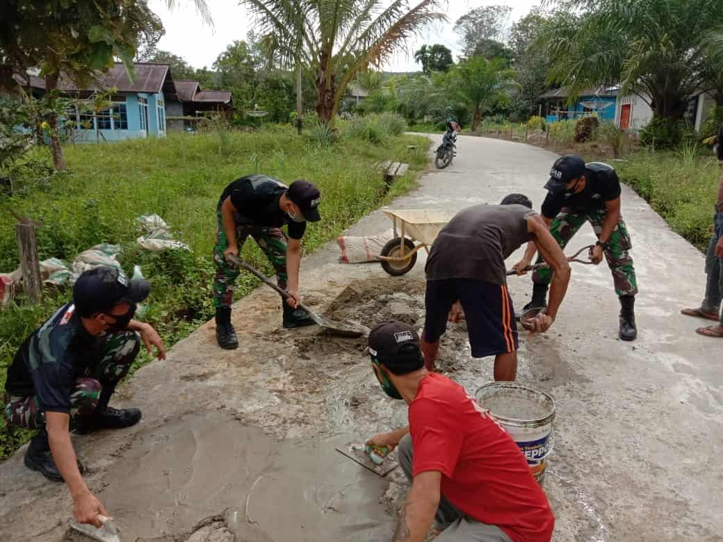 Berikan Rasa Nyaman dan Aman Bagi Pengendara, Satgas Yonif 642 Bersama Masyarakat Perbaiki Jalan Desa