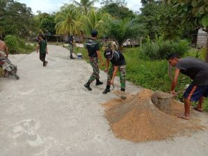 Berikan Rasa Nyaman dan Aman Bagi Pengendara, Satgas Yonif 642 Bersama Masyarakat Perbaiki Jalan Desa