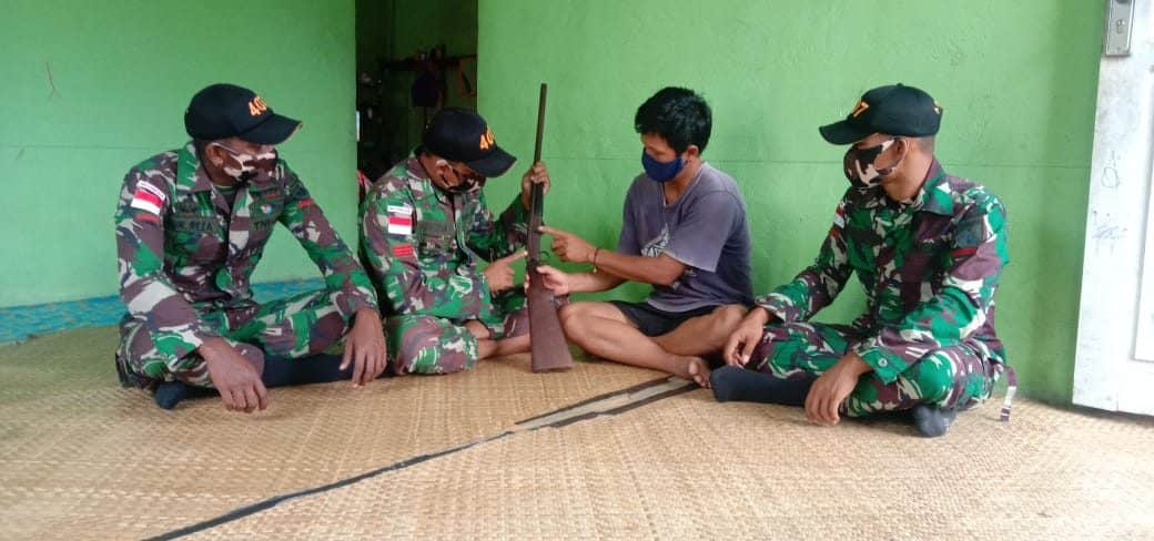 Satgas Pamtas Yonif 407/PK Terima Senjata Dari Warga Dusun Kapar
