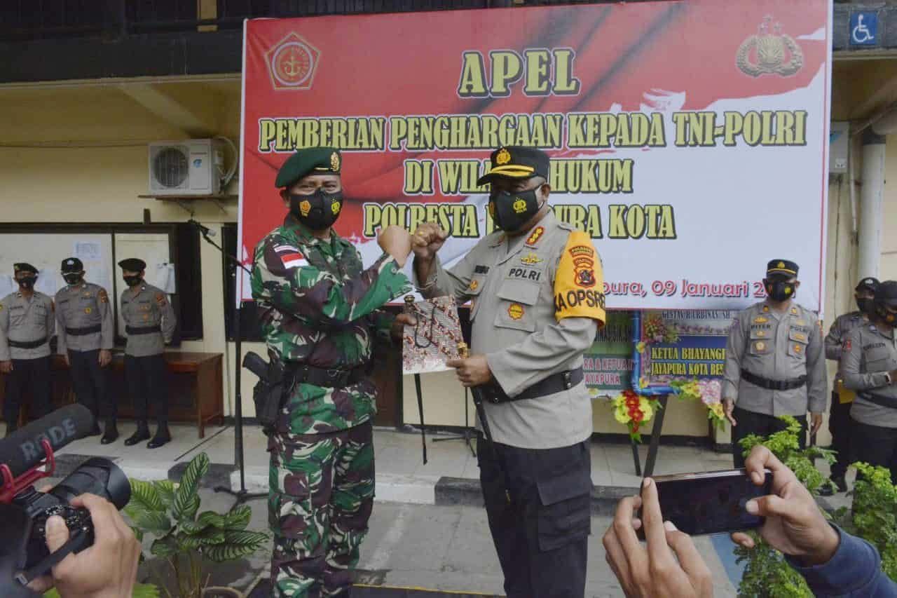 18 Personel Satgas Pamtas RI-PNG Terima Penghargaan Kapolresta Jayapura