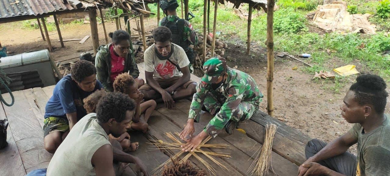 Sambangi Warga, Prajurit Satgas Yonif 125/Si’mbisa Ajarkan Menganyam Lidi