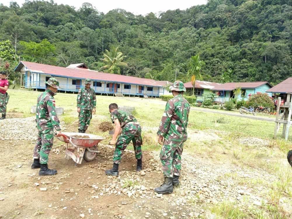 Bersama Warga Long Ampung, Satgas Pamtas RI-Malaysia Yonif R 200/BN Bersihkan Lingkungan Kampung