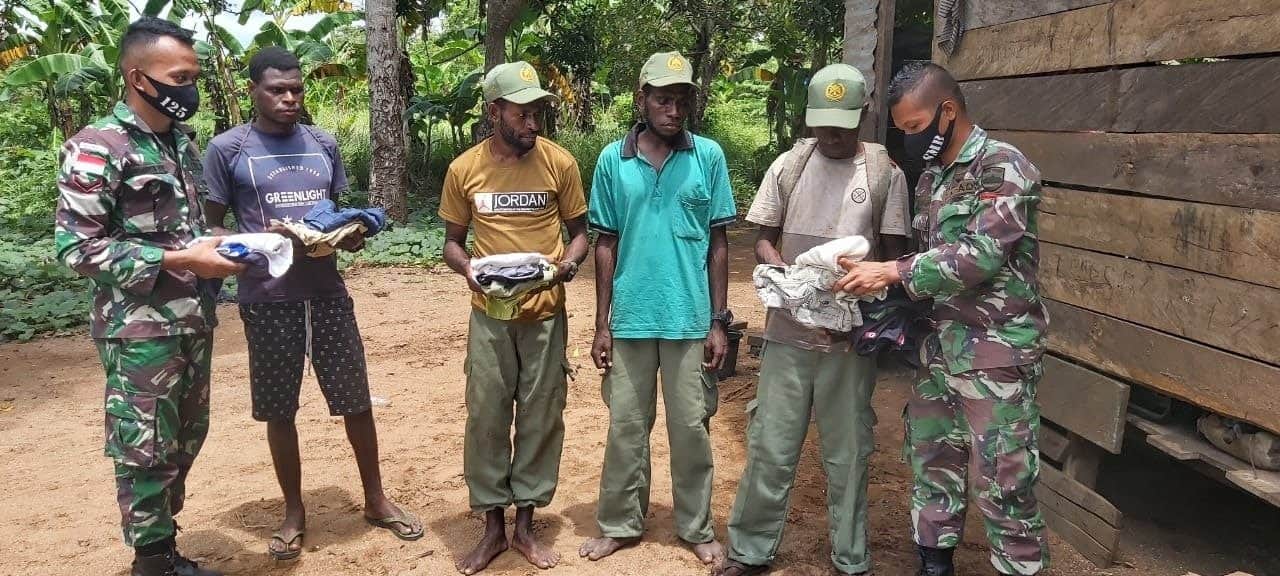 Sambangi Warga, Satgas Yonif 125/Si’mbisa Bagikan Pakaian Layak Pakai