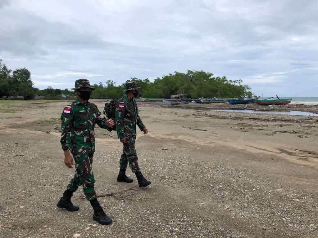 Pantau Potensi Bencana, Satgas Yonif RK 744 Gelar Patroli Sepanjang Pantai Silawan