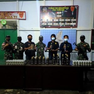 Jelang Malam Pergantian Tahun, Satgas Yonif 642 Gagalkan Penyelundupan Puluhan Botol Miras