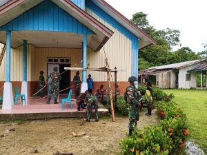 Satgas Yonif 756 Bersama Warga Perbaiki Gereja di Kampung Sempan Timur