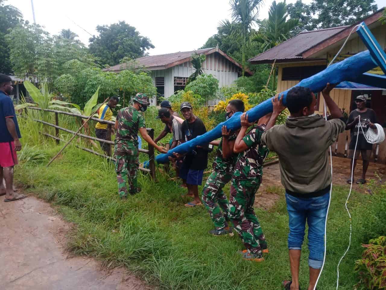 Satgas Yonif 125/Si’mbisa Bersama Warga Kampung Toray Gotong Royong Membuat dan Memasang Tiang Listrik