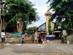 Karya Bakti Personel Satgas Yonif RK 744/SYB Bersama Masyarakat Di Gereja Tri Tunggal Maha Kudus Sadi