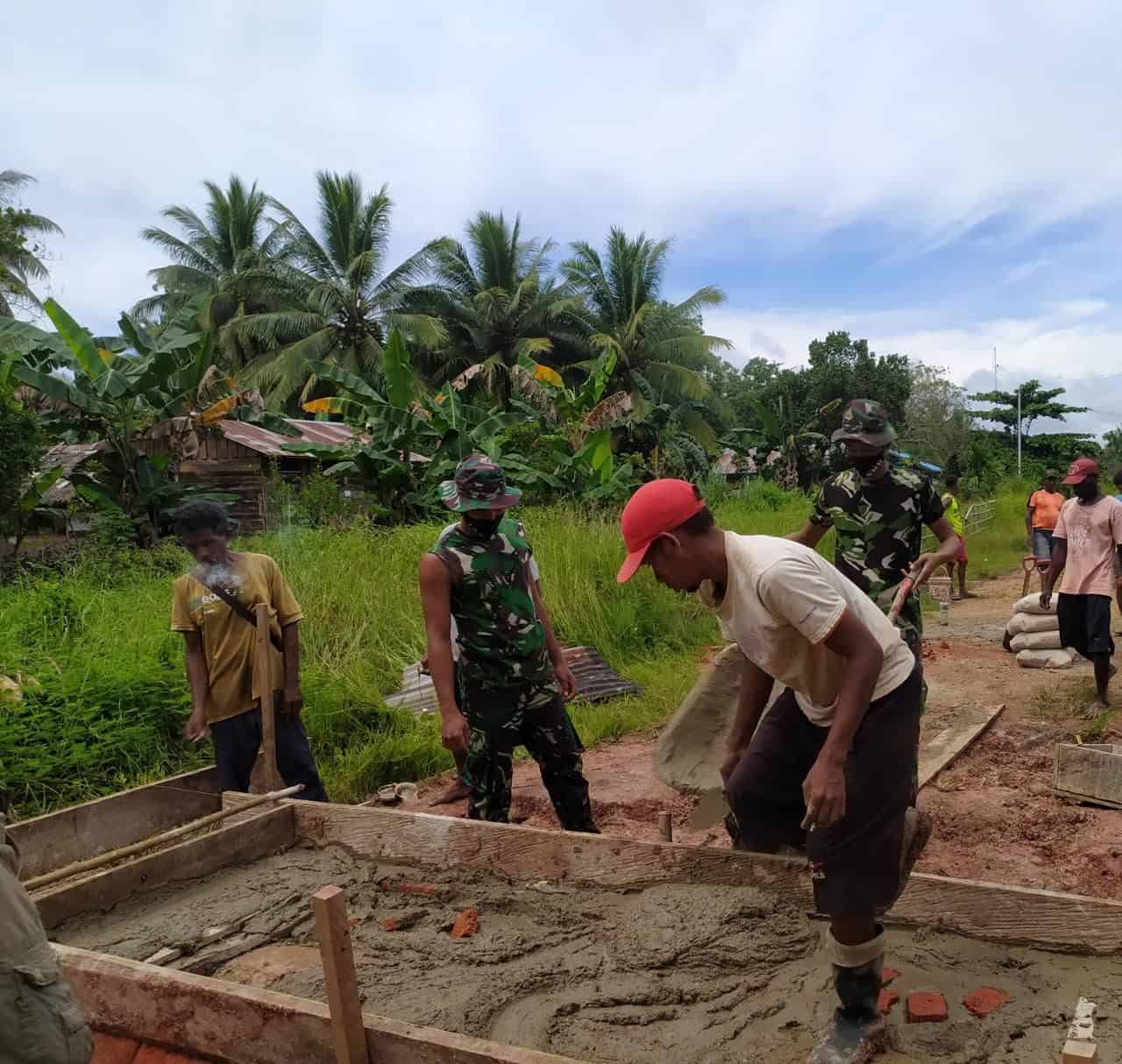 Cegah Banjir, Satgas Yonif 125 Bersama Warga Bangun Gorong-Gorong