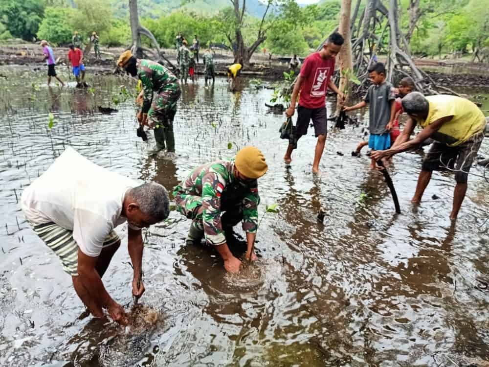 Cegah Banjir, Satgas Yonif 125 Bersama Warga Bangun Gorong-Gorong