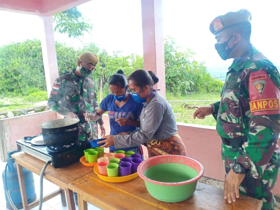 Satgas Yonarmed 3/105 Tarik Berikan Penyuluhan Pembuatan Jamu di Perbatasan