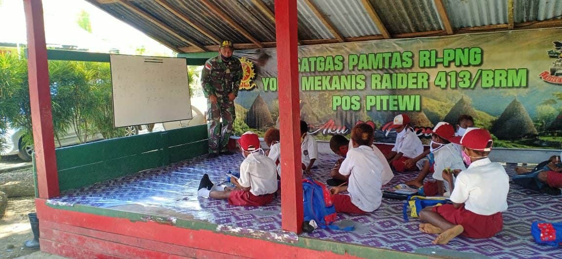 Ini Yang Dilakukan Satgas Yonif MR 413 Kostrad, Agar Siswa di Perbatasan Tetap Dapat Belajar