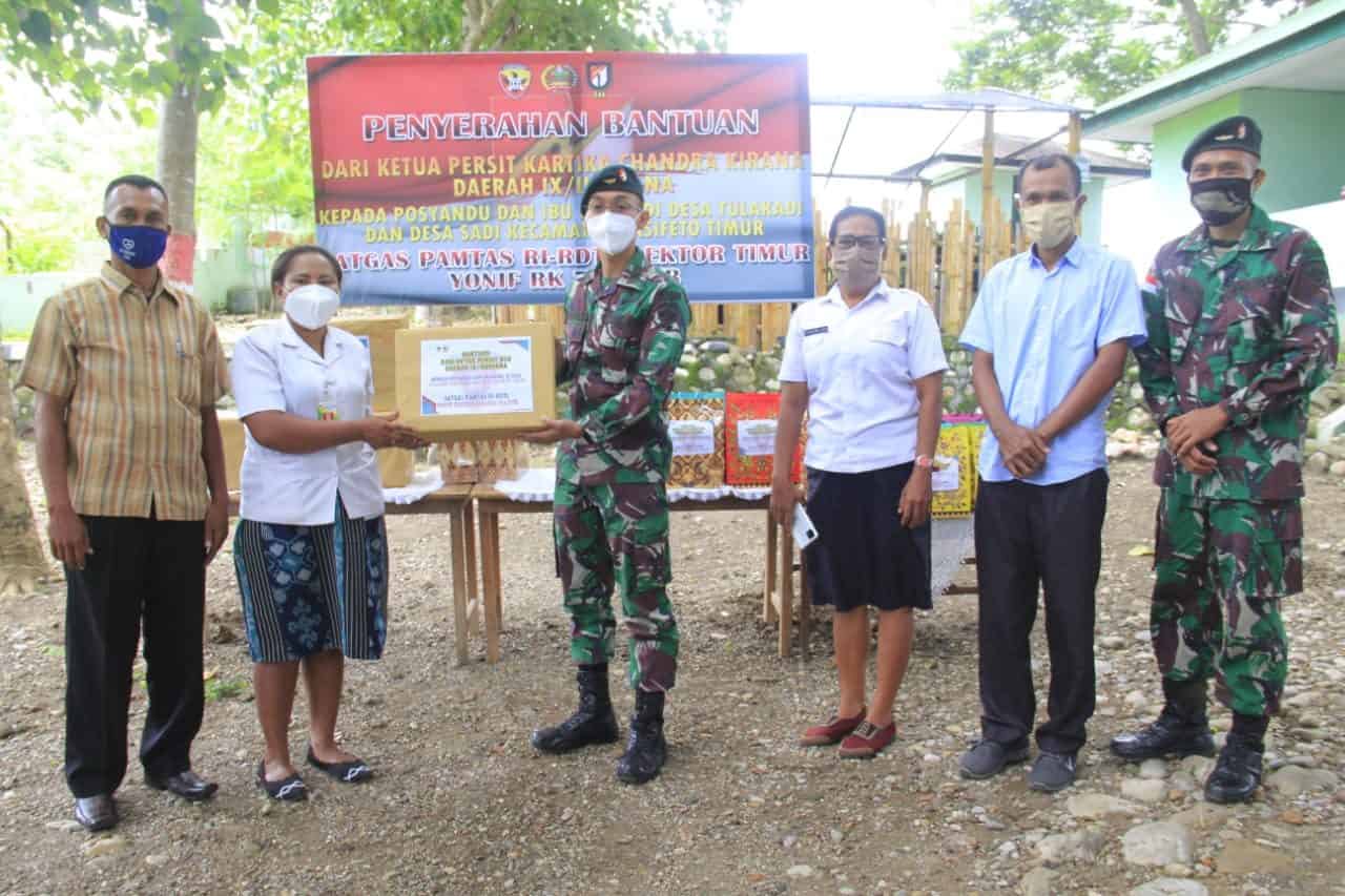 Satgas Yonif RK 744 Fasilitasi Penyerahan Bantuan Ketua Persit KCK PD IX/Udayana di Dua Desa Perbatasan RI-RDTL