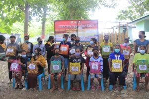 Satgas Yonif RK 744 Fasilitasi Penyerahan Bantuan Ketua Persit KCK PD IX/Udayana di Dua Desa Perbatasan RI-RDTL