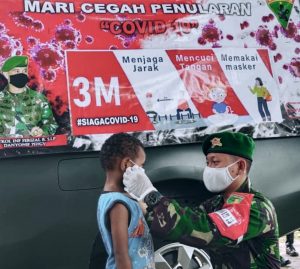 Bagikan Masker Gratis, Yonif 757/GV Bangun Kesadaran Cegah Penyebaran Covid-19